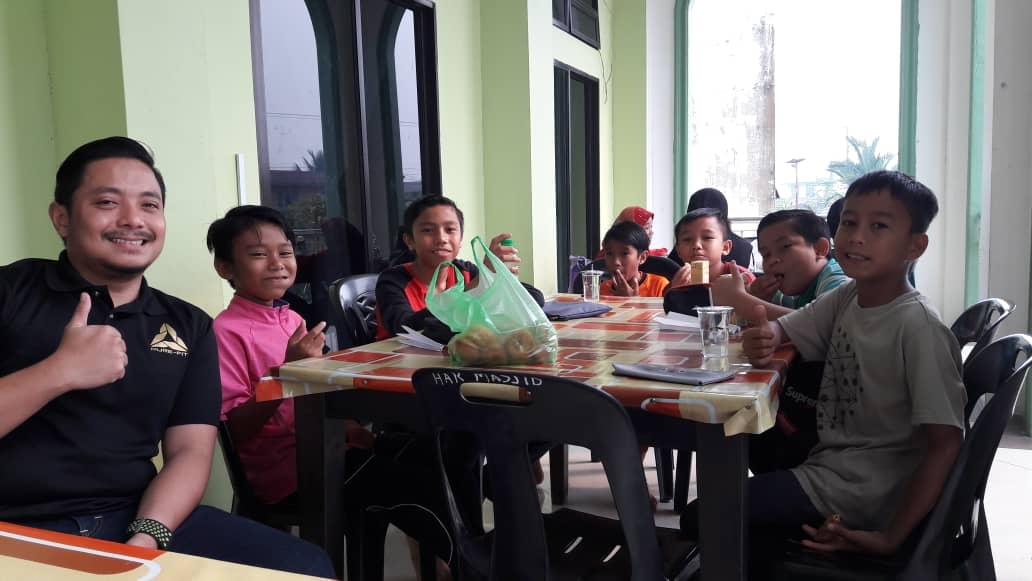 Di antara anak-anak yang hadir.