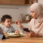Bahaya Gajet Waktu Makan: Ganggu Perkembangan Anak | IKRAM