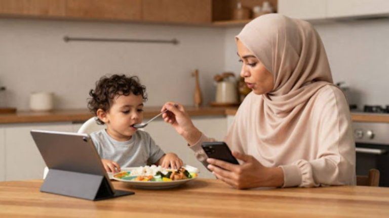 Bahaya Gajet Waktu Makan: Ganggu Perkembangan Anak | IKRAM