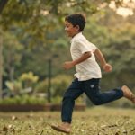 Fitrah Anak Suka Bergerak: Jangan Paksa Duduk Diam | IKRAM